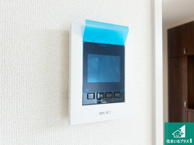 カラーモニターインターホン！声だけでなく来訪者の姿や顔がモニターで確認できるので、小さなお子様がいらっしゃるご家庭でも安心できます！