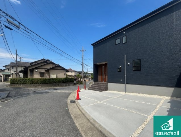 周辺は閑静な住宅街！前面道路広々で車の出し入れも便利です。駐車が苦手な方でも安心して車庫入れできます！