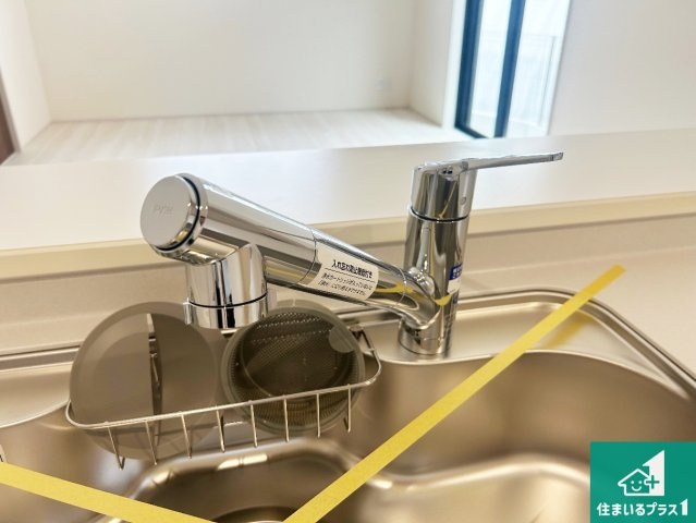 浄水器を内蔵！炊飯時、お茶を作る時に安心してお水を使えます！お湯と冷水、浄水と原水、シャワーの切替えもワンタッチです！