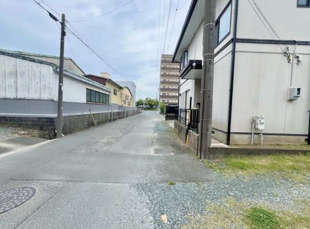 ゆとりのある前面道路で、毎日の運転も安心。
