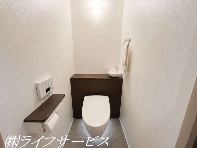 フロートトイレにリフォーム履歴あり！スタイリッシュでお掃除がしやすいトイレです！（AIによる加工をしています）
