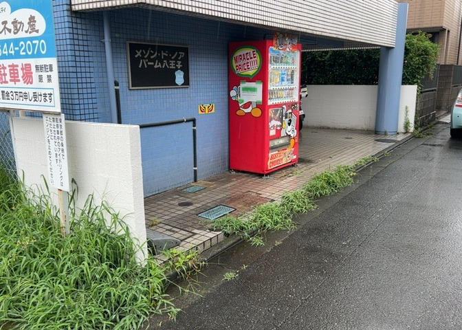 中庭（パティオ）とは、一つの建築物の内部に設けられた、壁などで囲われている庭のことを指します。コの字型、ロの字型が主流ですが、L字型の中庭もあります。最近では、インテリア性の高さからも人気があります。