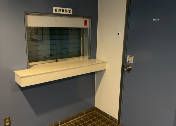 受付はマンションコンシェルジュがいる場合もあれば、管理人が滞在する小部屋を総称して呼ぶことがあります。主にエントランスに設置されていることから、防犯面でも期待ができます。防犯設備がない場合はより安心！