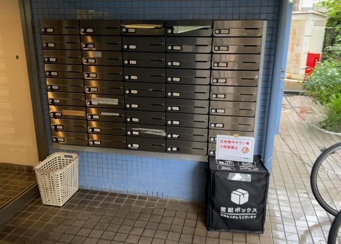 エントランス付近に設置されている集合ポストは、住んでいる部屋と離れているため、ポストをあさるなど誰かに何かされていても被害に気づきにくいです。入居する時には他人に特定されにくい番号で鍵をかけましょう！