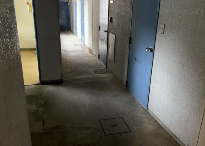 共用部分は、一棟の建物に住む区分所有者全員が共同で所有するとし、共用部分の管理、補修などは、区分所有者で形成される管理組合が行います。個人の判断で勝手に変更することはできませんので覚えておきましょう。