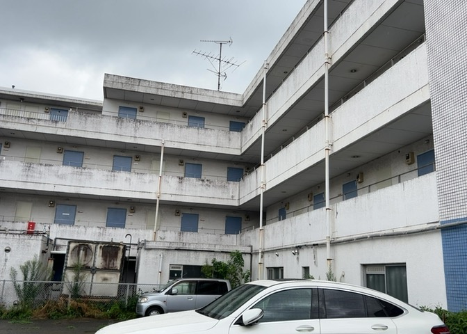 道幅が広い場所は日当たりや風通が良好です。幅が広いのですれ違いも可能ですし大きな車でも駐車可能！一方で、大型車が通ることも多くなるため交通量の増加により騒音に繋がります。また土地の値段が高くなります。
