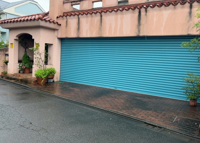 眺望を気にして物件を探す場合、前面に建物が建っていないか現地で確認しましょう！前面に建物があると景色はもちろん、日当たりや風通しにも影響が出てきます。住んだ時のことを想像しながら現地見学をしましょう。