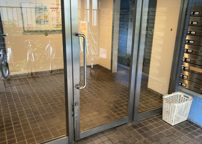共有部分は、住民なら誰もが使える設備のこと。例えば駐車場やエレベーター、インターネット設備、セキュリティ設備などがあります。他にも、マンションの廊下・外部階段やエントランス・ゴミ置き場などがあります。