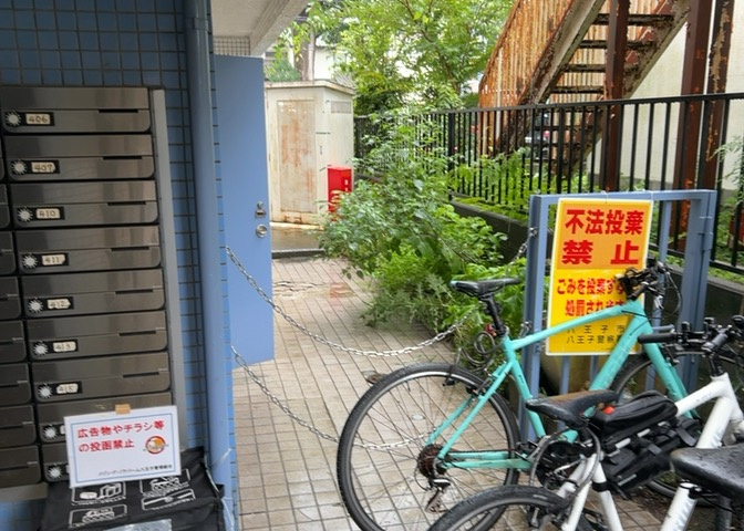 共用部分は、一棟の建物に住む区分所有者全員が共同で所有するとし、共用部分の管理、補修などは、区分所有者で形成される管理組合が行います。個人の判断で勝手に変更することはできませんので覚えておきましょう。