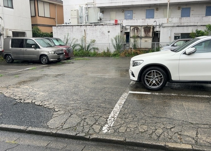 駐車場と明記されていても、最小スペースでつくられた駐車場だと大型車は駐車できなかったり、出入りしにくくなったりする可能性があります。お車のサイズと購入したい物件の駐車場のサイズを現地で確認しましょう。