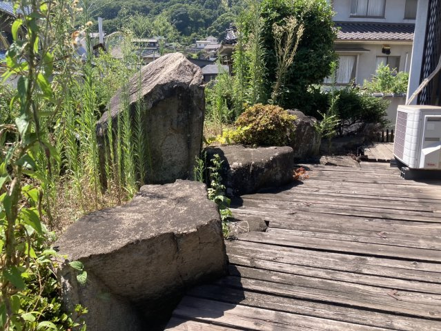 建物の周囲には庭スペースがあり庭石や植栽が残る落ち着いた雰囲気です。ウッドデッキ状のスペースも設けられており屋外で過ごす場所としても活用可能。草木を整えてガーデニングなど自分好みの庭づくりを楽しめます