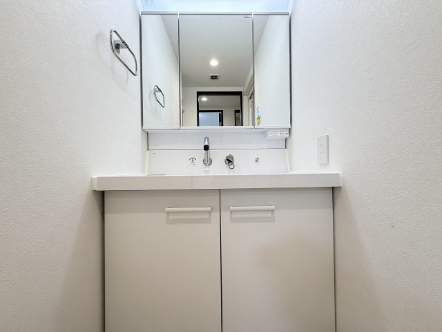朝の身支度がスムーズに。合わせ鏡ができる三面鏡＆たっぷり収納の三面鏡付洗面化粧台。