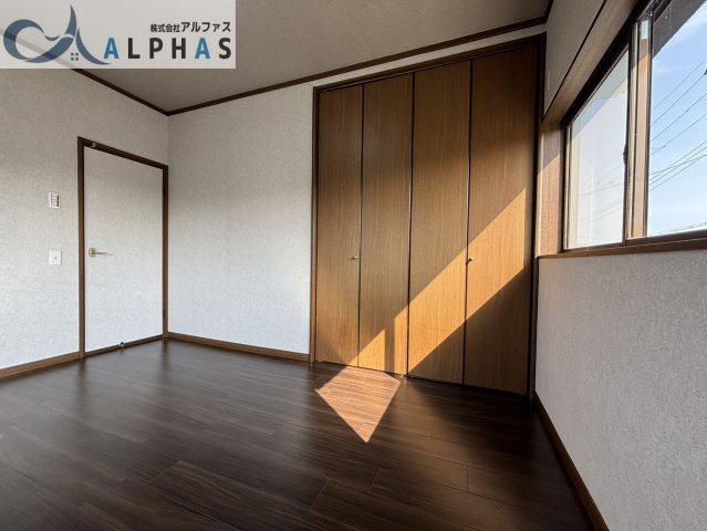収納豊富な洋室は使い勝手の良いです♪