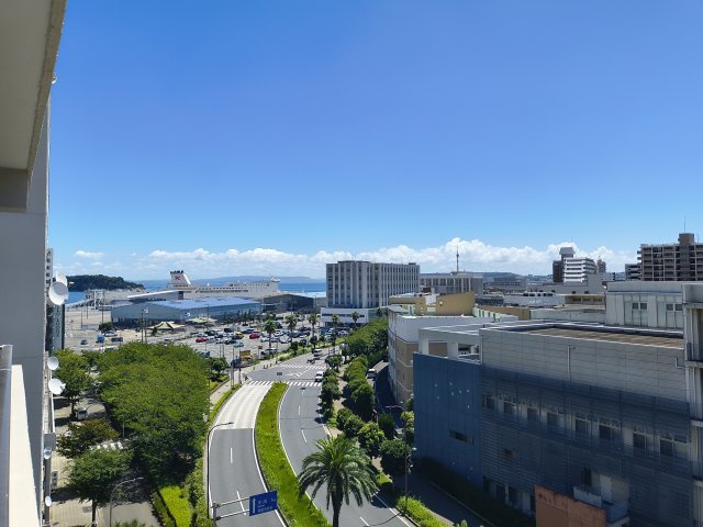 バルコニーより海が望めます