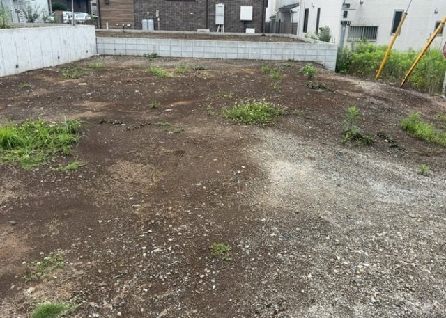 土地の形が極端に長細かったり、狭小地、あるいは道路との高低差がある傾斜地だった場合、後々売ろうとしても買い手がつかない場合もあります。後々、売却することになった時に価値の下がらない土地を選びましょう。