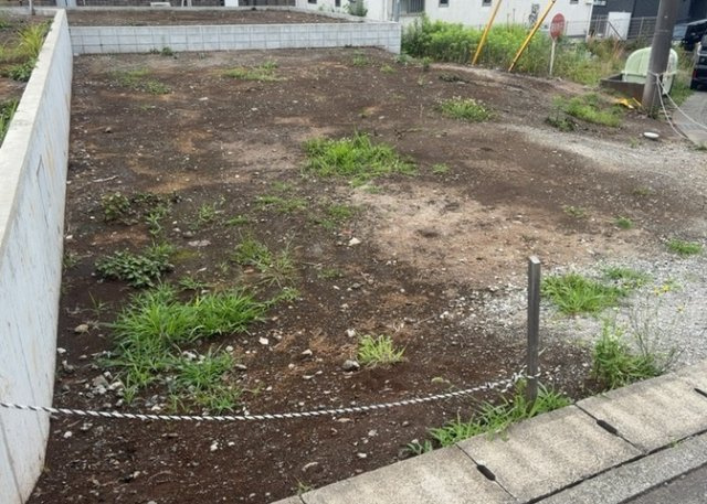 土地の面積＝住宅面積ではありません。建ぺい率の問題などで、土地のある場所によって住宅を建てられる面積は限られています。高さもしかり、「土地」という言葉の中には、建築条件も含まれると考えておきましょう。