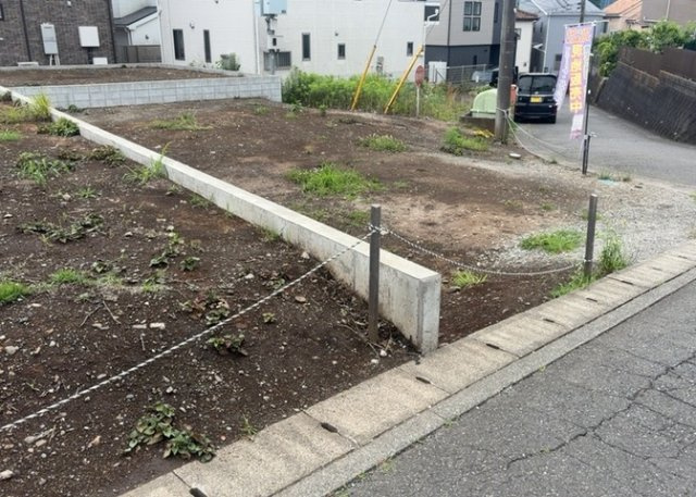 家を建てる場合、方位は要チェックです。現実的に日当たりのよい家ならばリビングは南側、建築基準法でも北側に当たる家への配慮は求められています。土地を見学に行く際は、方位磁針を持って行くようにしましょう。