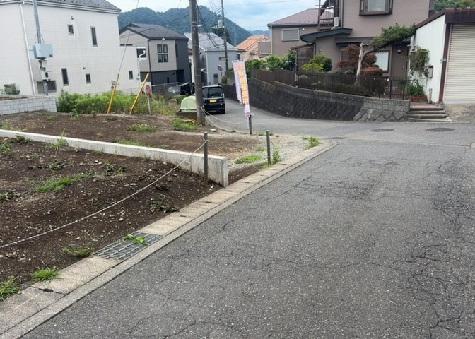 土地を買う際、住む地域の自治体や福祉の補助制度にも注目してみましょう。子供や老人の医療補助やゴミ出しのルールなど、自治体によってルールに大きな違いがあるため、暮らしやすい土地で判断するとよいでしょう。