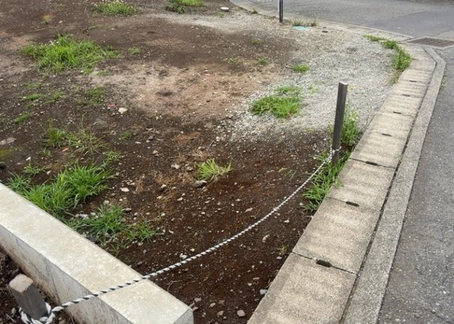 土地の前の道路に消火栓が設置されていることがあります。この場合、道路交通法第45条第1項により、駐車禁止の場所が指定されています。そのため、車庫などの駐車スペースをつくることができない場合があります。