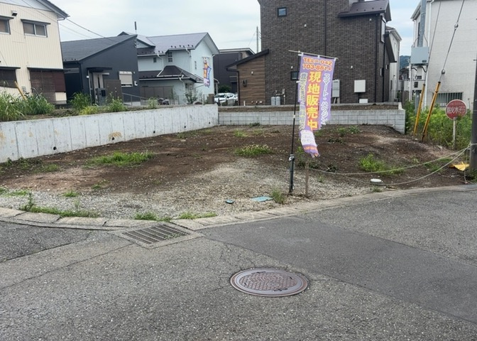 現地に行くなら、物件の周囲の地形がどうなっているかを見ることも大切です。周辺より低くなっている土地では、大雨などで水が集まりやすいため、地盤が弱くなっているということも考えられるため、注意が必要です。