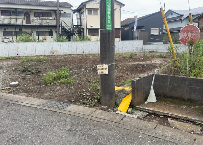 土地購入を検討されている場合、境界杭がない状態で購入してしまうと境界確定測量をする必要があり、費用がかかります。購入の前に、売主、隣土地所有者立ち合いのもと境界を確定し境界杭を設置するのがベストです。