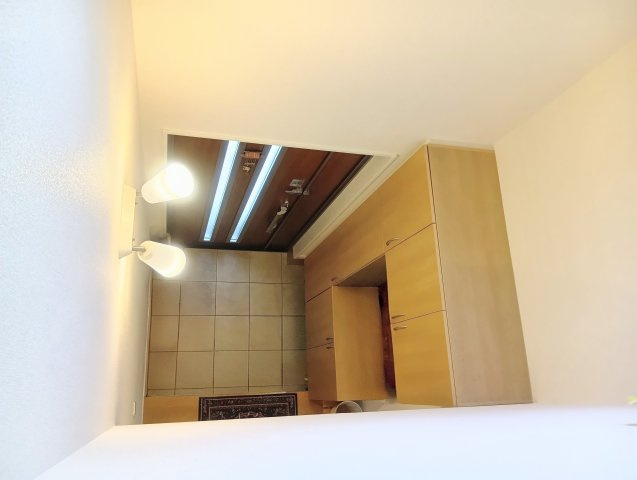 吹抜から玄関：玄関から2階への吹抜があります。玄関収納もあります。