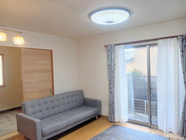 2面採光で、陽当りがよく、通気性、開放感のあるリビングです。