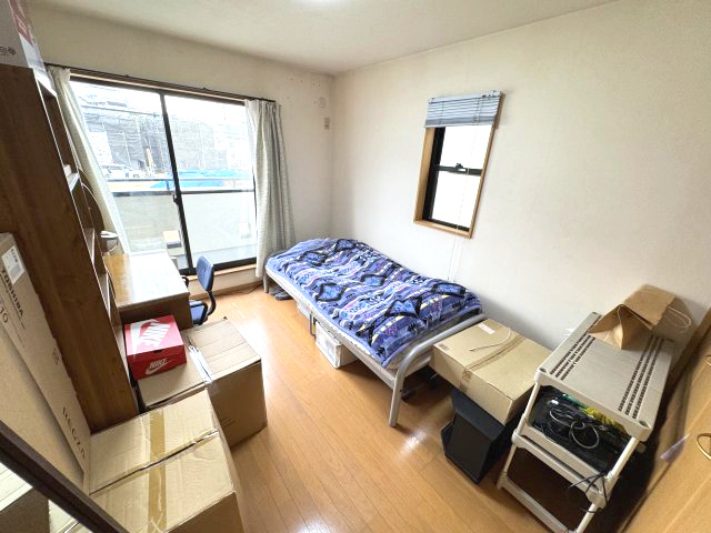 プライベートなお部屋では静かに時を過ごしたい。読書をして、物思いにふける・・光りに満たされた安らぎの空間を演出しています。　