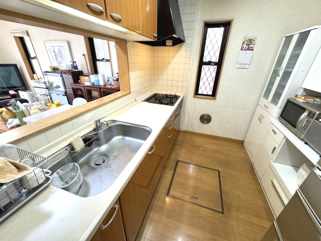 シンプルでありながら意匠性が高いシステムキッチン。　機能性・収納性に優れた仕様で、毎日のお料理がワクワクできる時間に♪　　