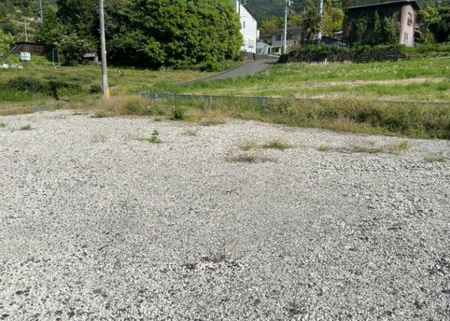 土地の形が極端に長細かったり、狭小地、あるいは道路との高低差がある傾斜地だった場合、後々売ろうとしても買い手がつかない場合もあります。後々、売却することになった時に価値の下がらない土地を選びましょう。