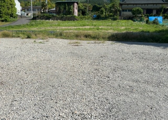 土地の面積＝住宅面積ではありません。建ぺい率の問題などで、土地のある場所によって住宅を建てられる面積は限られています。高さもしかり、「土地」という言葉の中には、建築条件も含まれると考えておきましょう。