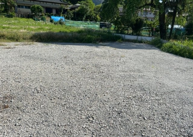 家を建てる場合、方位は要チェックです。現実的に日当たりのよい家ならばリビングは南側、建築基準法でも北側に当たる家への配慮は求められています。土地を見学に行く際は、方位磁針を持って行くようにしましょう。