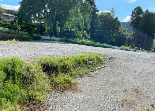土地を買う際、住む地域の自治体や福祉の補助制度にも注目してみましょう。子供や老人の医療補助やゴミ出しのルールなど、自治体によってルールに大きな違いがあるため、暮らしやすい土地で判断するとよいでしょう。