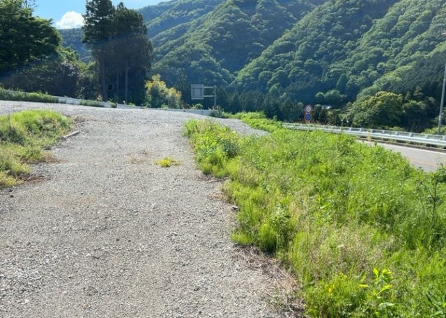 土地の前の道路に消火栓が設置されていることがあります。この場合、道路交通法第45条第1項により、駐車禁止の場所が指定されています。そのため、車庫などの駐車スペースをつくることができない場合があります。