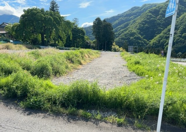 現地に行くなら、物件の周囲の地形がどうなっているかを見ることも大切です。周辺より低くなっている土地では、大雨などで水が集まりやすいため、地盤が弱くなっているということも考えられるため、注意が必要です。