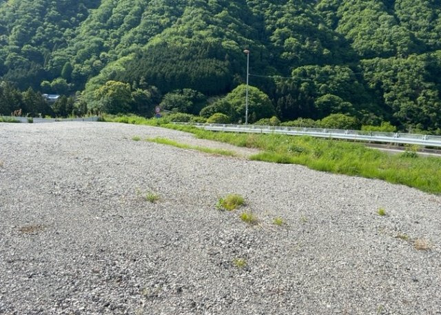 土地購入を検討されている場合、境界杭がない状態で購入してしまうと境界確定測量をする必要があり、費用がかかります。購入の前に、売主、隣土地所有者立ち合いのもと境界を確定し境界杭を設置するのがベストです。
