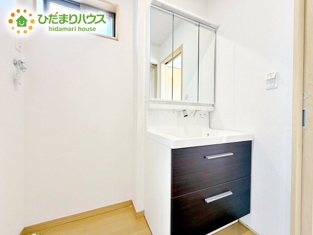 三面鏡は自分では見えにくいところまで見ることができるので、身だしなみを整える際などにはとても便利です(*^^*)