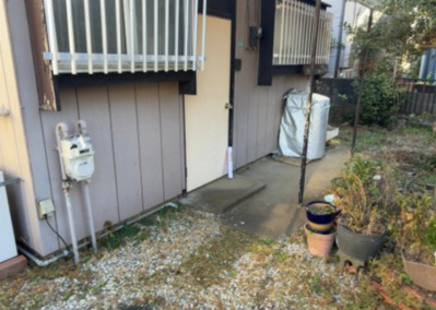 家を建てる場合、方位は要チェックです。現実的に日当たりのよい家ならばリビングは南側、建築基準法でも北側に当たる家への配慮は求められています。土地を見学に行く際は、方位磁針を持って行くようにしましょう。
