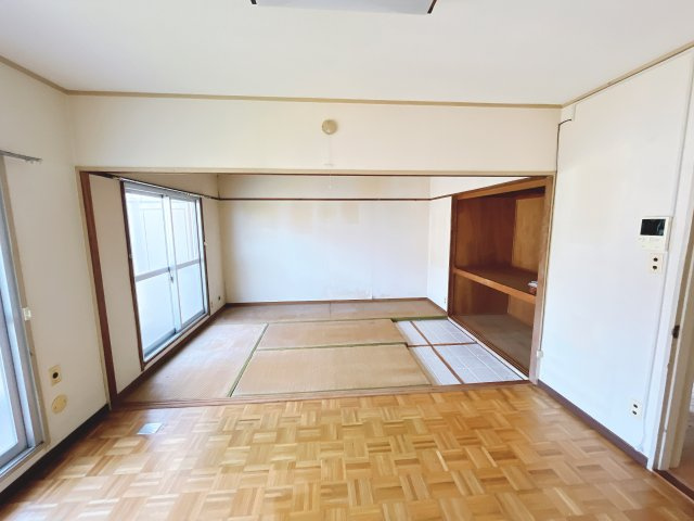 3階部分になります！　室内は空室ですので、随時ご内見いただけます。　3部屋が南向きのため、日当たり良好　お気軽にお問い合わせくださいませ！
