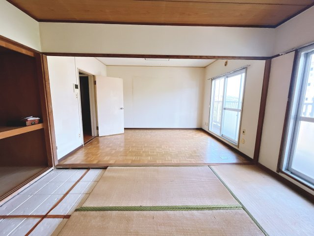3階部分になります！　室内は空室ですので、随時ご内見いただけます。　3部屋が南向きのため、日当たり良好　お気軽にお問い合わせくださいませ！
