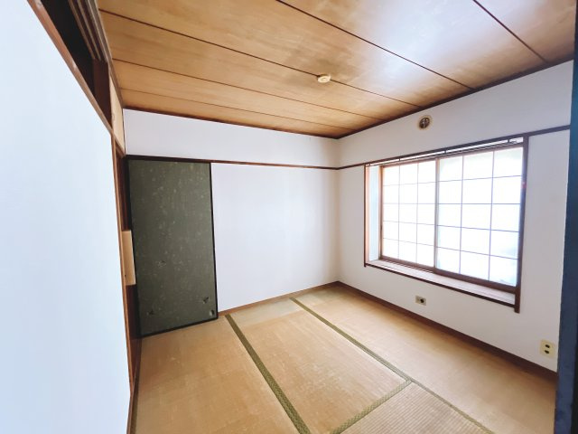 3階部分になります！　室内は空室ですので、随時ご内見いただけます。　3部屋が南向きのため、日当たり良好　お気軽にお問い合わせくださいませ！
