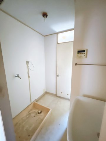 3階部分になります！　室内は空室ですので、随時ご内見いただけます。　3部屋が南向きのため、日当たり良好　お気軽にお問い合わせくださいませ！