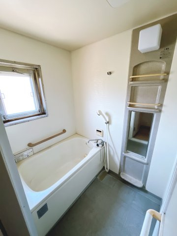 3階部分になります！　室内は空室ですので、随時ご内見いただけます。　3部屋が南向きのため、日当たり良好　お気軽にお問い合わせくださいませ！