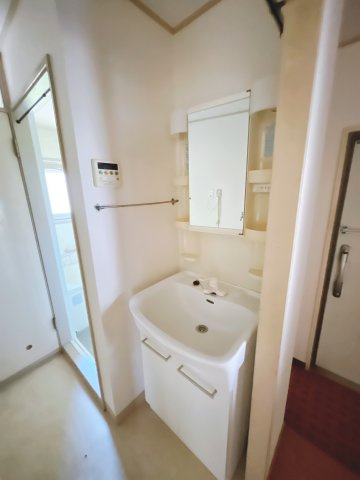 3階部分になります！　室内は空室ですので、随時ご内見いただけます。　3部屋が南向きのため、日当たり良好　お気軽にお問い合わせくださいませ！
