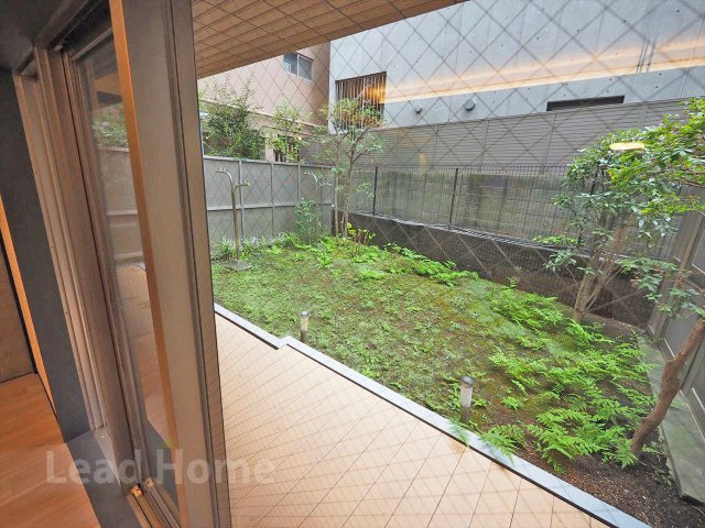 テラスから直接出られる緑豊かな専用庭です！プール遊びや家庭菜園をお子様と一緒にのびのび楽しめます♪