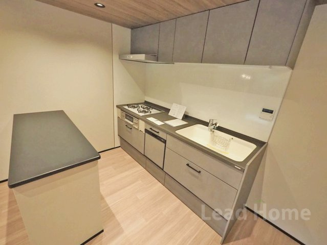 作業台としても使える便利なカウンター付き！親子で並んでお菓子作りやお料理がゆったりと楽しめます♪