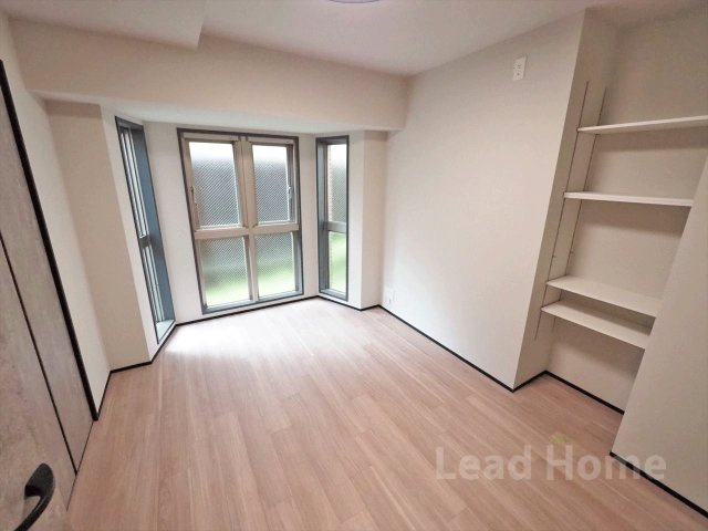 専用庭へと続く大きな窓がある明るいお部屋です！壁面棚には本やお子様のおもちゃがすっきり片付きます♪