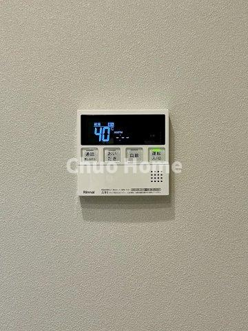 【給湯リモコン】外での一日を忘れさせてくれるオートバス機能でお好みの湯量・温度に調整された浴槽。