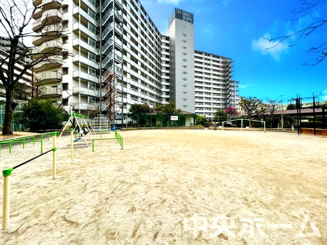 敷地内には緑が多く住環境良好です