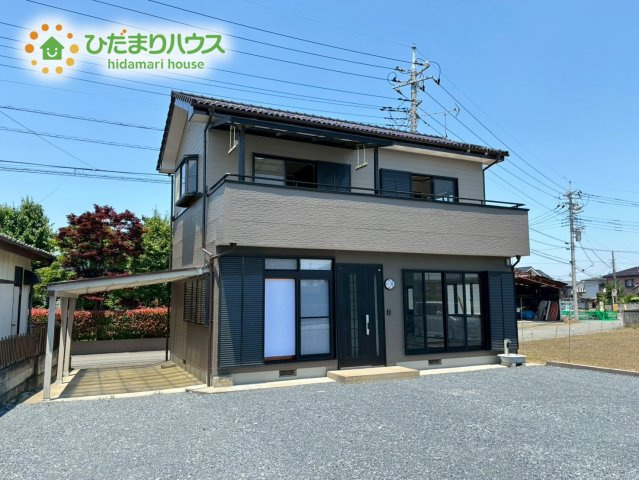 1階の大きな窓と2階のバルコニーが開放感を演出する、南向きで日当たり良好な住宅です！お家の前に広いスペースが確保されているため、カーテンを開けても外からの視線が気になりにくく、のんびり過ごせます♪